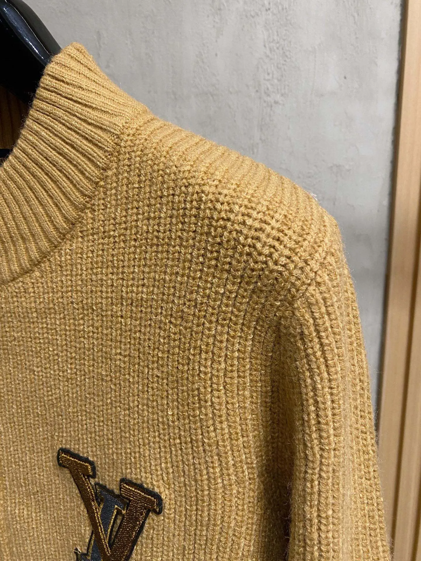 🅿️560 【LV Louis Vuitton】Autumn and winter classic cardigan sweater, in full condition! ! ! Wool blended fabric, the latest model in 2025, golden ratio! ! Slim-fitting soft gold, versatile and practical item, the combination and practicality are extremely powerful, simple and elegant, and classy! To create your own style, it is highly recommended to buy it in two colors. The standard slim fit tailoring process is suitable for both young and old men. It is knitted from wool and will not cause any discomfort! While keeping warm, it is stylish, textured and wearable, and the classic logo with contrasting colors on the chest feels in place! ! Recommended for regular customers! ! Size M-3XL (maximum wear: 190 pounds)